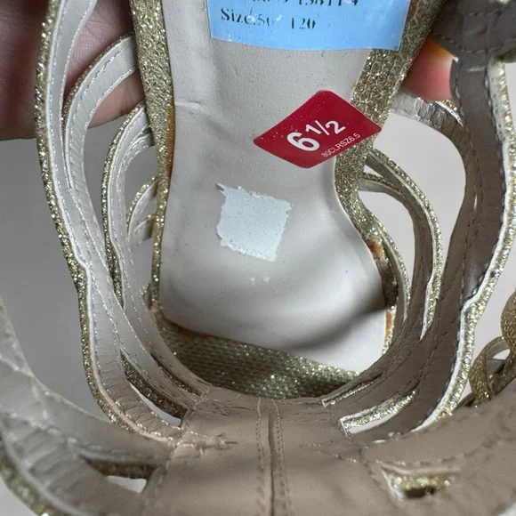 🔥CLEAR OUT🔥 Fergalicious by Fergie Gold Hattie Heels - Picture 4 of 9